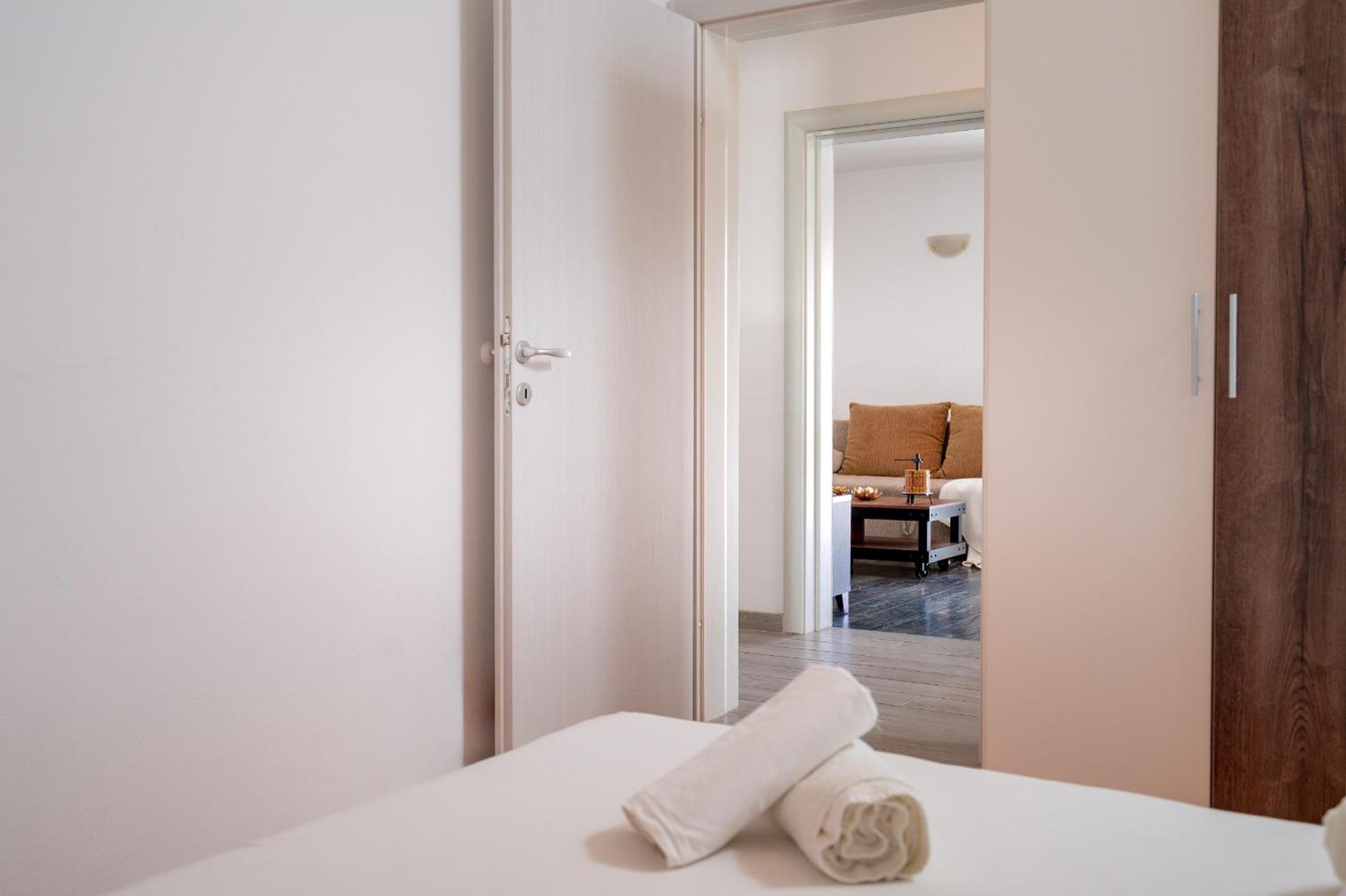 Apartments Lucic Хвар Экстерьер фото